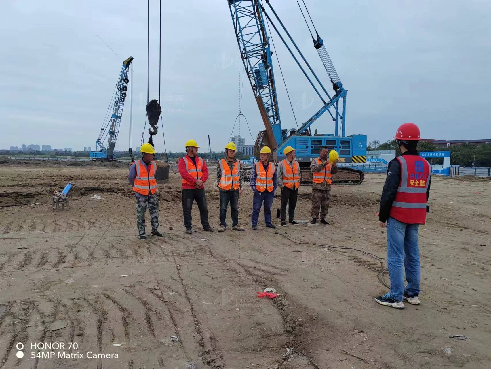 荆门强夯项目位于洋丰大道,东盛云公司现场施工图,及班子成员。 荆门强夯项目位于洋丰大道,东盛云公司现场施工图,及班子成员。